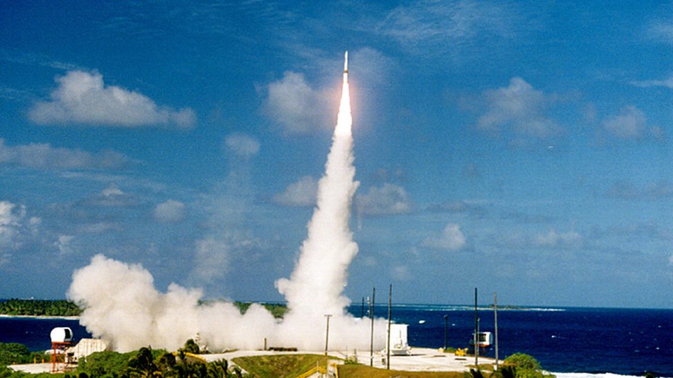 Estados Unidos tiene misiles antibalísticos muy caros, por lo que usarlos contra Piongyang no sería nada económico. un misil antibalístico en el aire