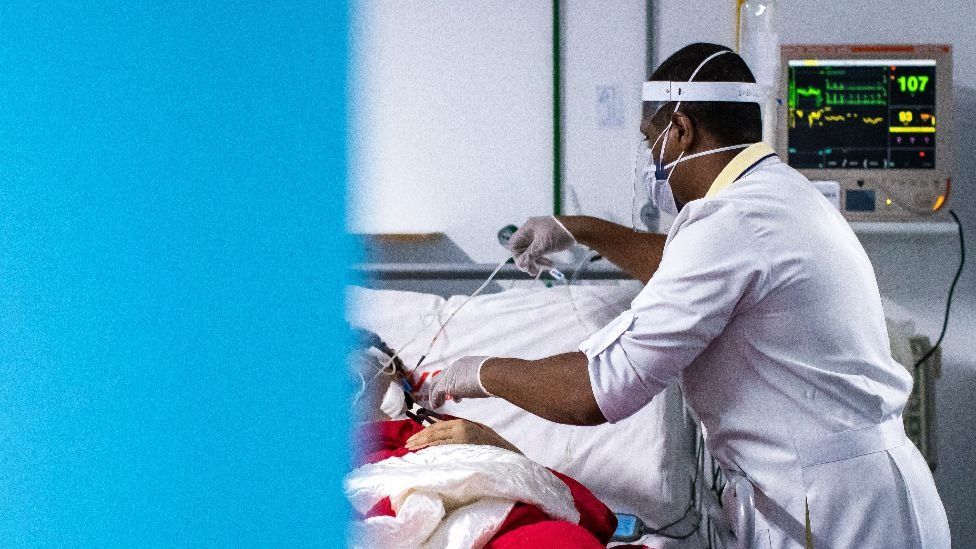 Медсестра ухаживает за пациентом с Covid-19 в больнице в штате Рио-де-Жанейро, май 2020 г.