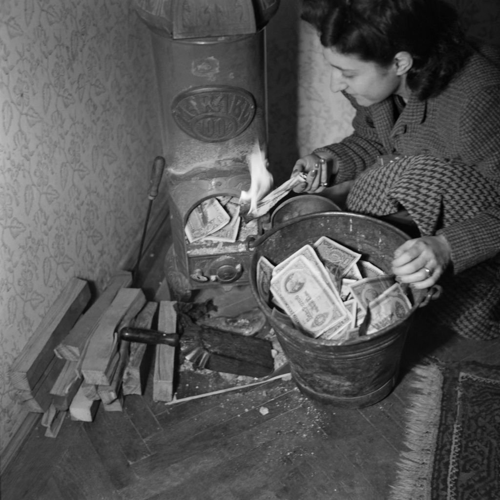 Mujer usando pengos como combustible para la chimenea