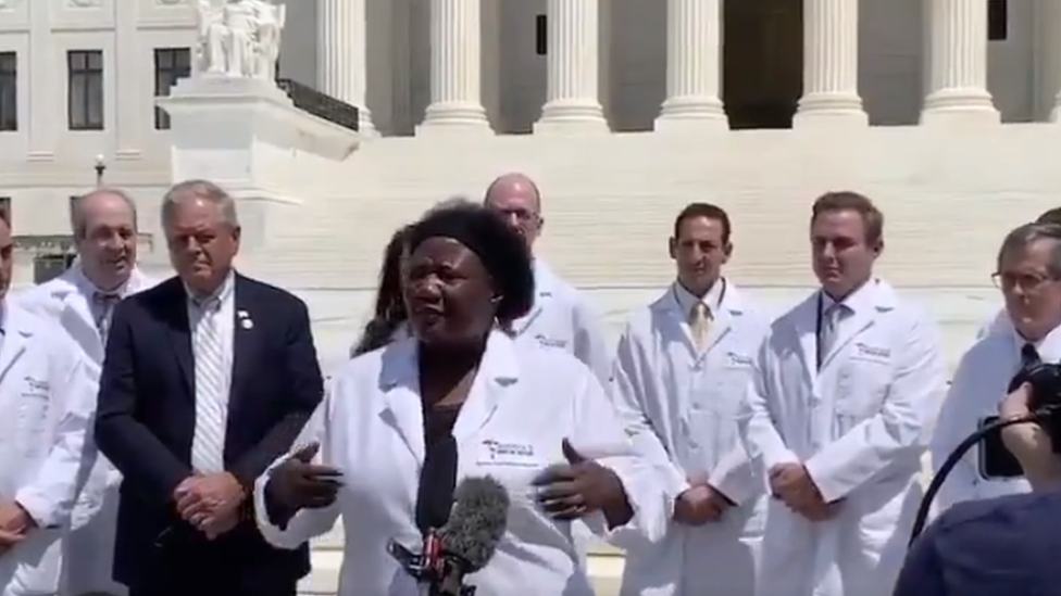 لقطة من فيديو يظهر أطباء يتجمعون أمام المحكمة الأمريكية العليا