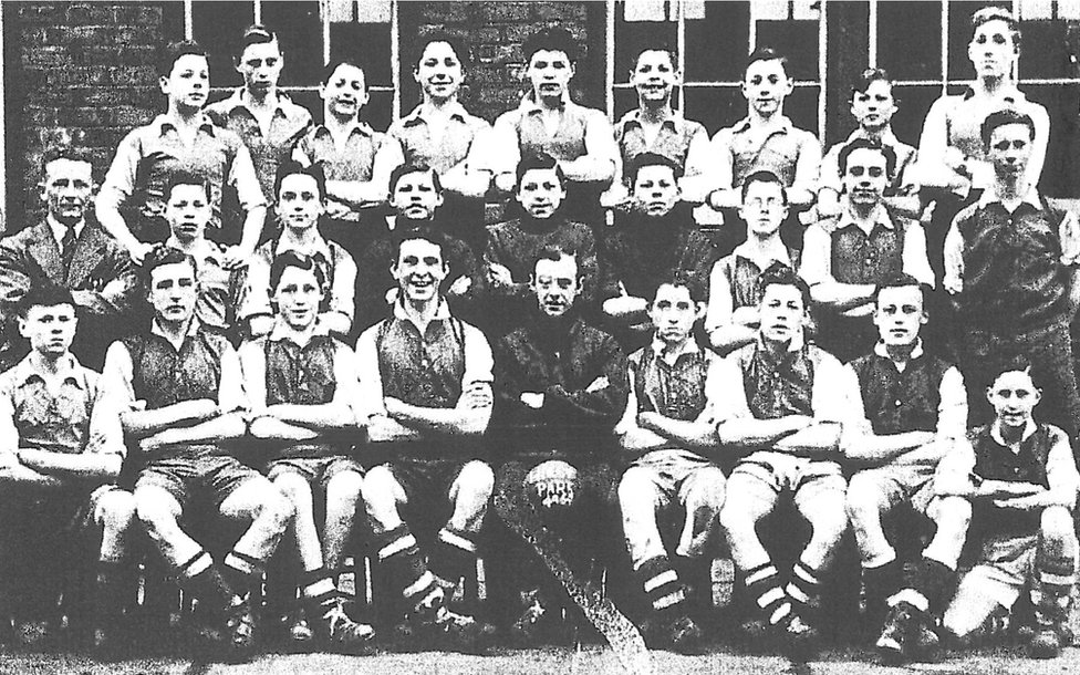 Джек Чарльтон (средний ряд справа) с футбольной командой «Херст Парк», 1950