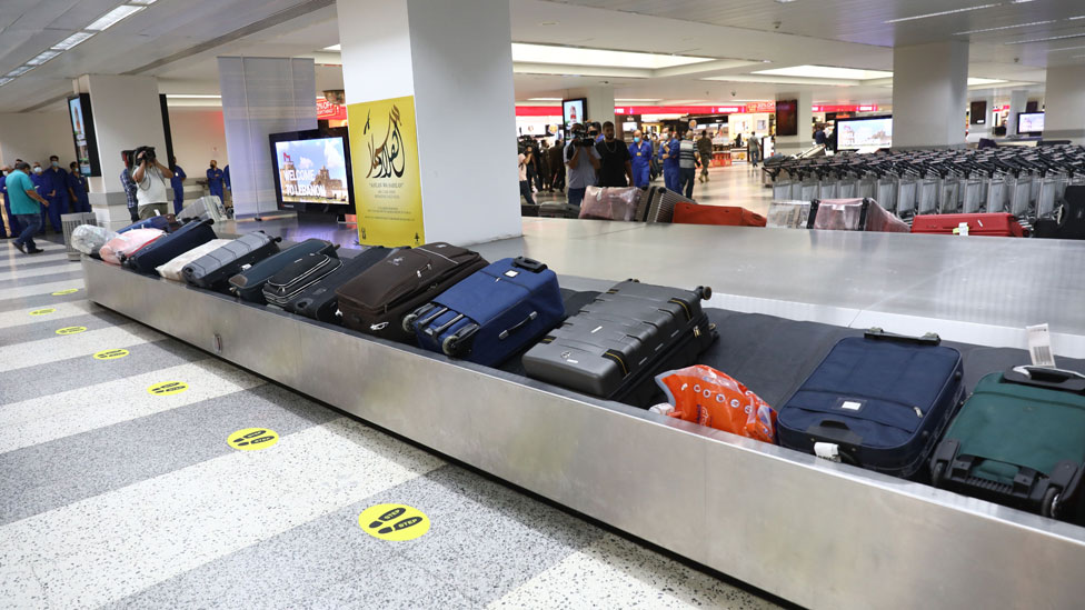 Cinta transportadora con valijas en un aeropuerto