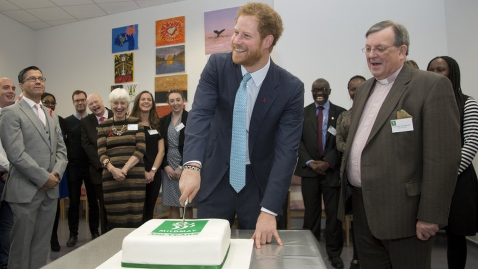 Принц Гарри режет торт в честь 150-летия больниц в следующем году