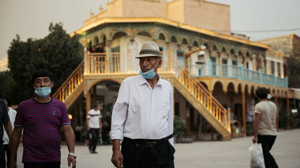 رجل من الإيغور يسير في كاشغار، الصين