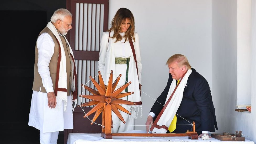 Президента США Дональда Трампа (справа) и первую леди Меланию (в центре) сопровождает премьер-министр Индии Нарендра Моди во время посещения ашрама Ганди в Ахмедабаде 24 февраля 2020 года.