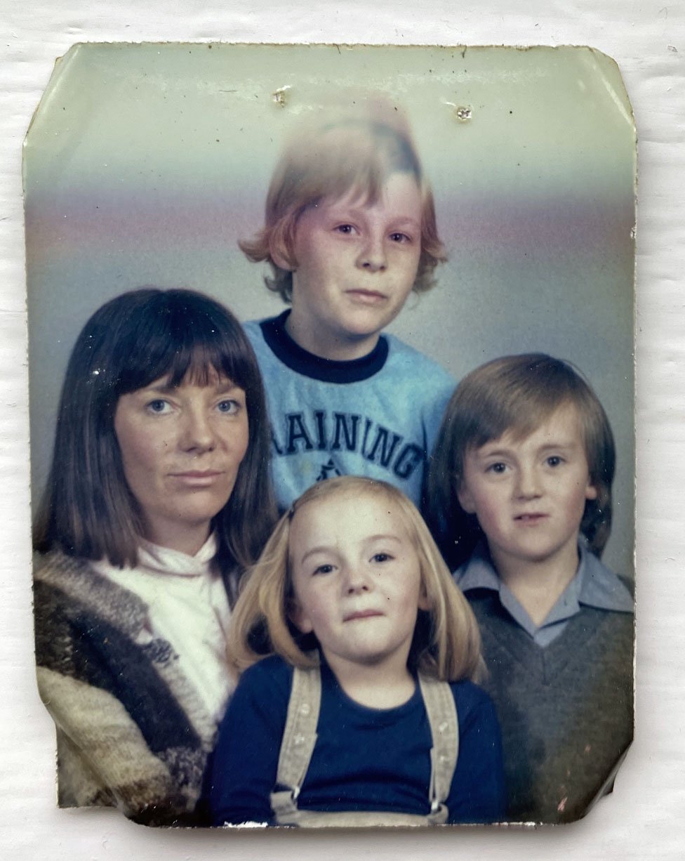 Пенни Винсер с матерью и братьями и сестрами Эшли и Пип
