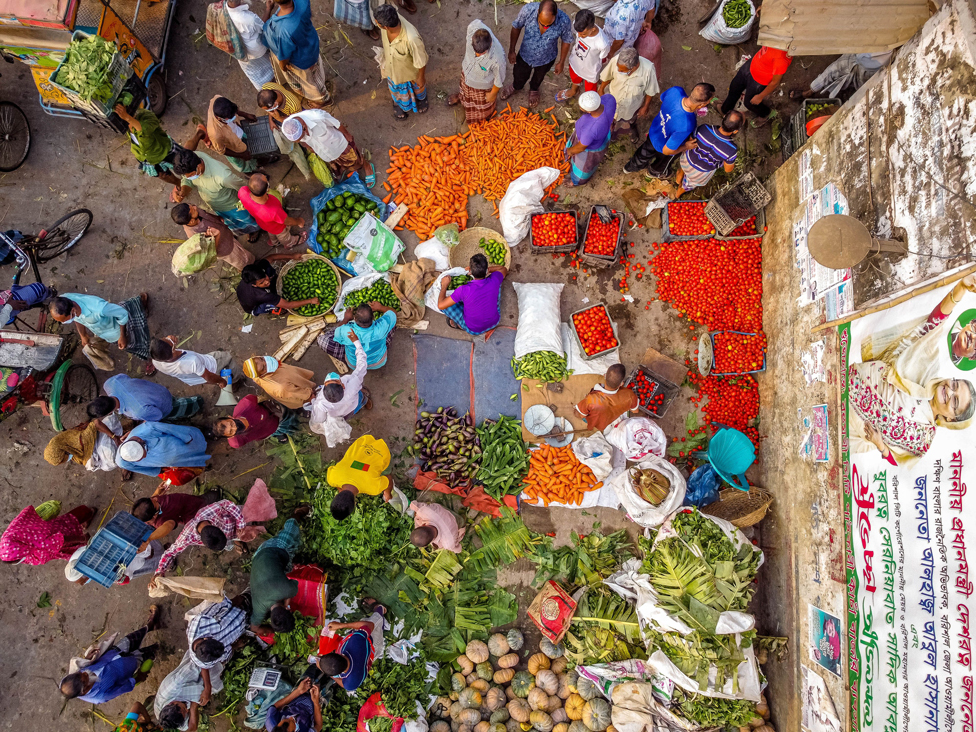 متسوقون في سوق للخضراوات في بنغلاديش
