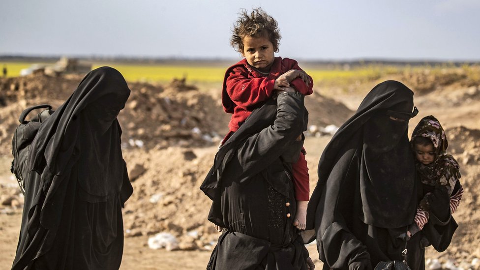 Mujeres evacuando territorios antiguamente controlados por el autodenominado Estado Islámico.
