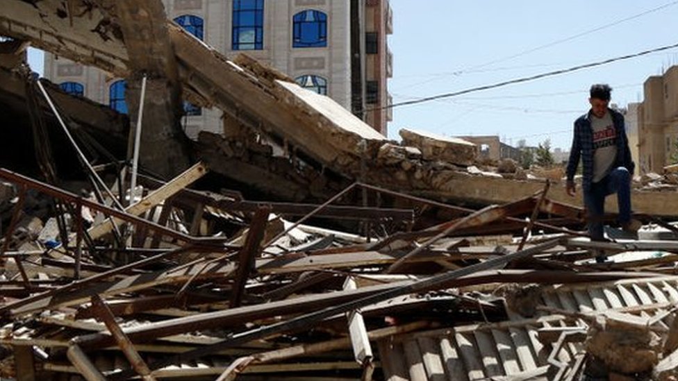 رجل يمني يتفقد منزلا دمر في غارة جوية نفذتها طائرات التحالف بقيادة السعودية في 5 فبراير/شباط 2021 في صنعاء، اليمن