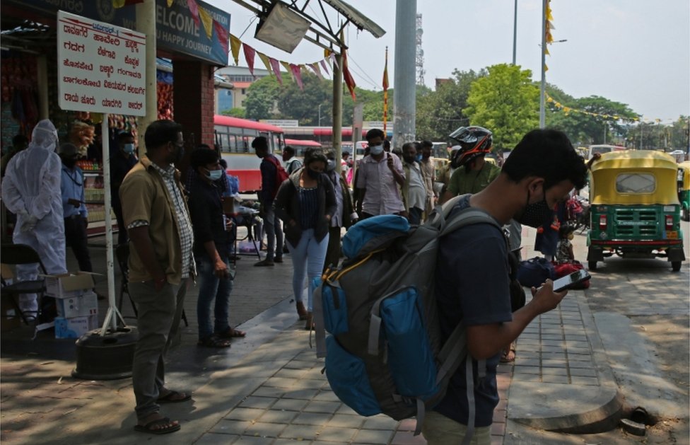 印度班加羅爾某長途客運站移民工在設法離城返鄉（26/4/2021）