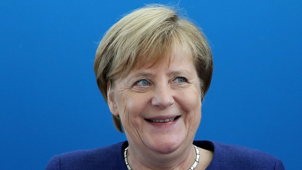 Ангела Меркель смеется на заседании правления ХДС в Берлине, Германия, 15 октября 2018 года.