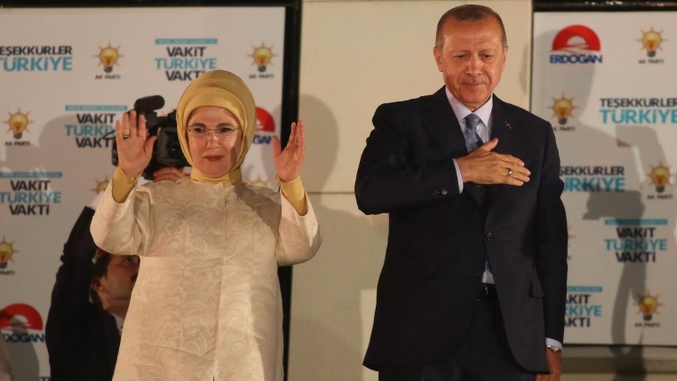Presednik Erdogan i njegova supruga Emina u izbornom štabu vladajuće partije