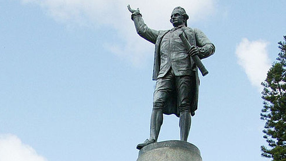 Australia debates Captain Cook 'discovery' statue - BBC News