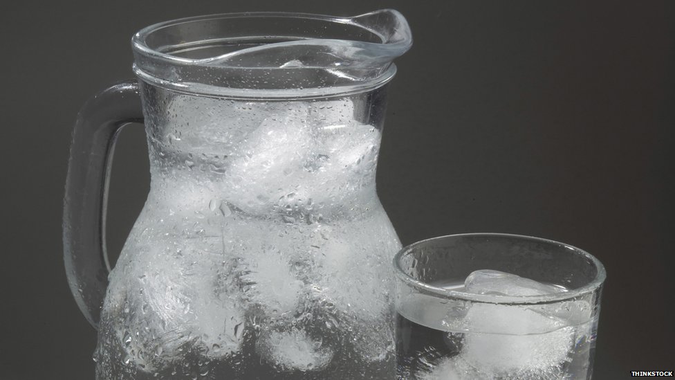 Вода со льдом в кувшине и стакане