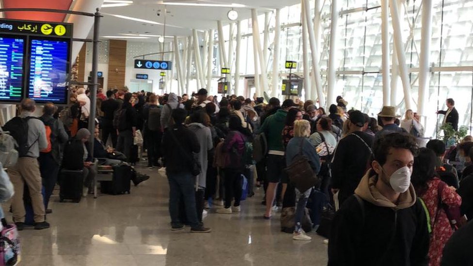 在摩洛哥的機場上，大批旅客等候離開。