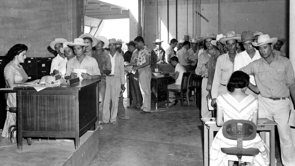 Trabajadores mexicanos son registrados a su entrada a EE.UU.