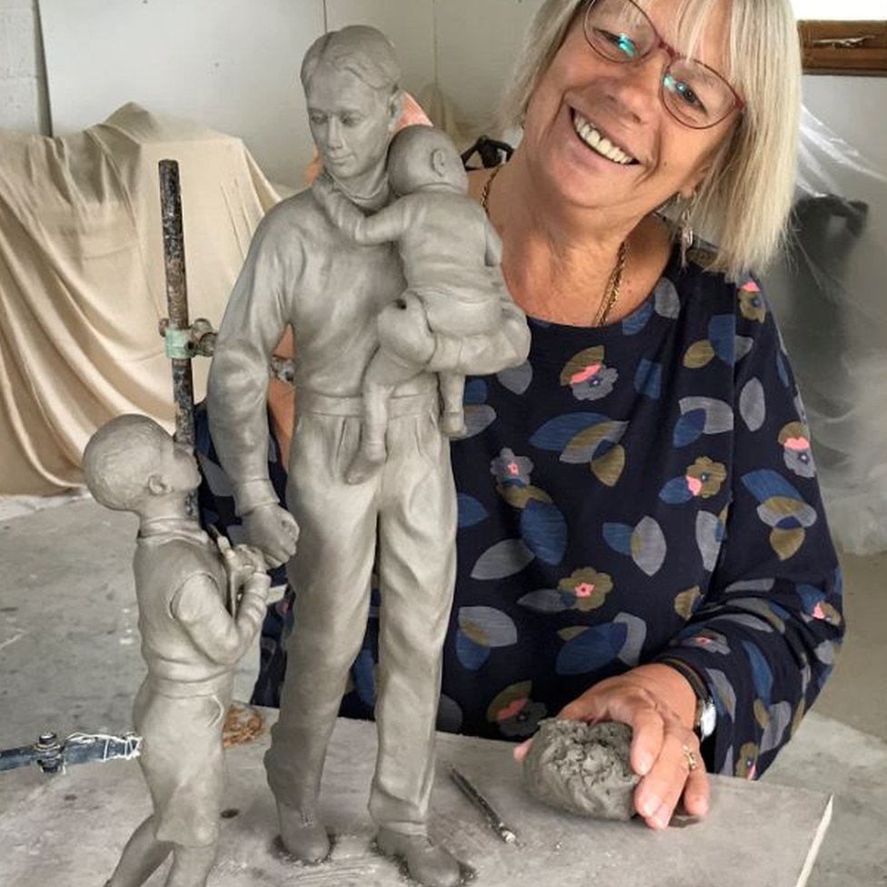 Мойра Пурвер со своей глиняной скульптурой