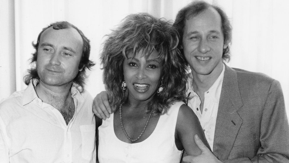 Tina Turner con Phil Collins (izquierda) y Mark Knopfler, quien escribió Private Dancer