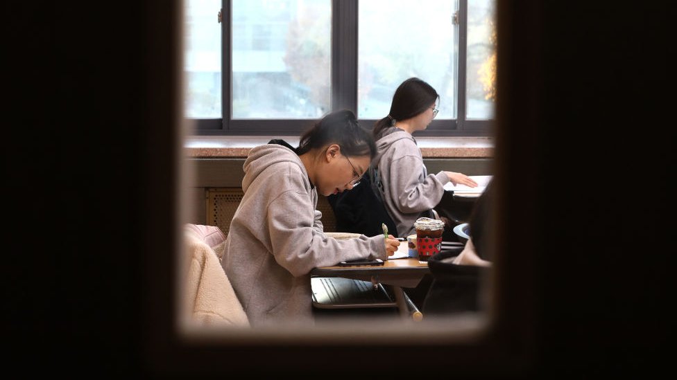 Южнокорейские студенты сдают тест в Сеуле в 2019 году