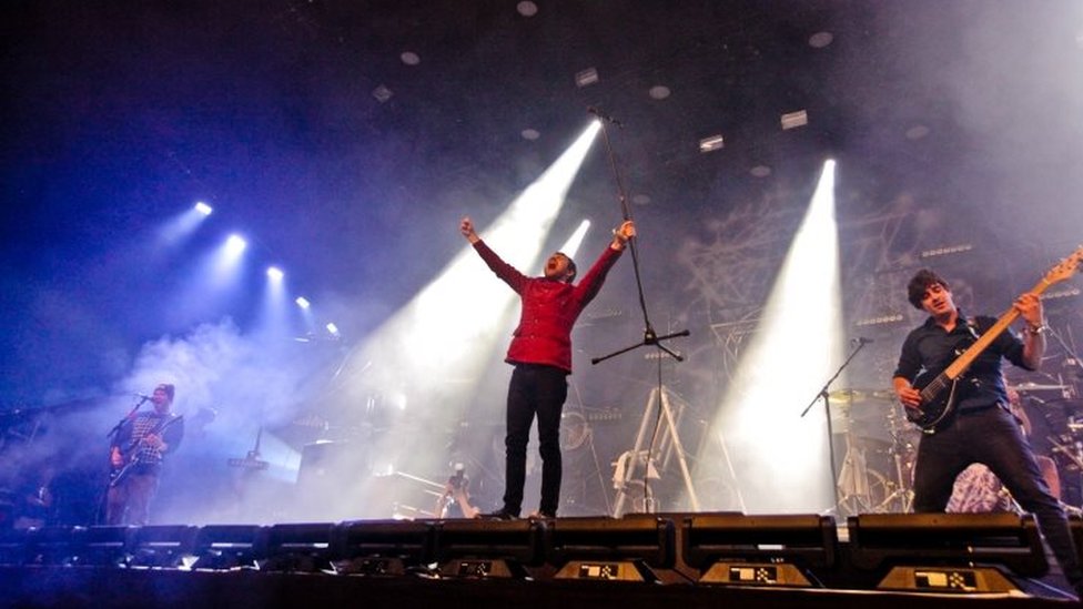 На снимке показано, как Энтер Шикари выступает на сцене Джона Пила на фестивале в Гластонбери, 2015