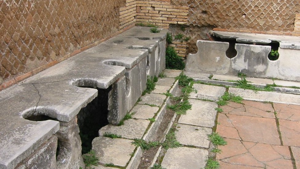 Letrinas romanas del siglo II d.C. en el Museo de Arqueología y Ruinas Romanas, Ostia, Italia. Letrinas romanas del siglo II d.C. en el Museo de Arqueología y Ruinas Romanas, Ostia, Italia.