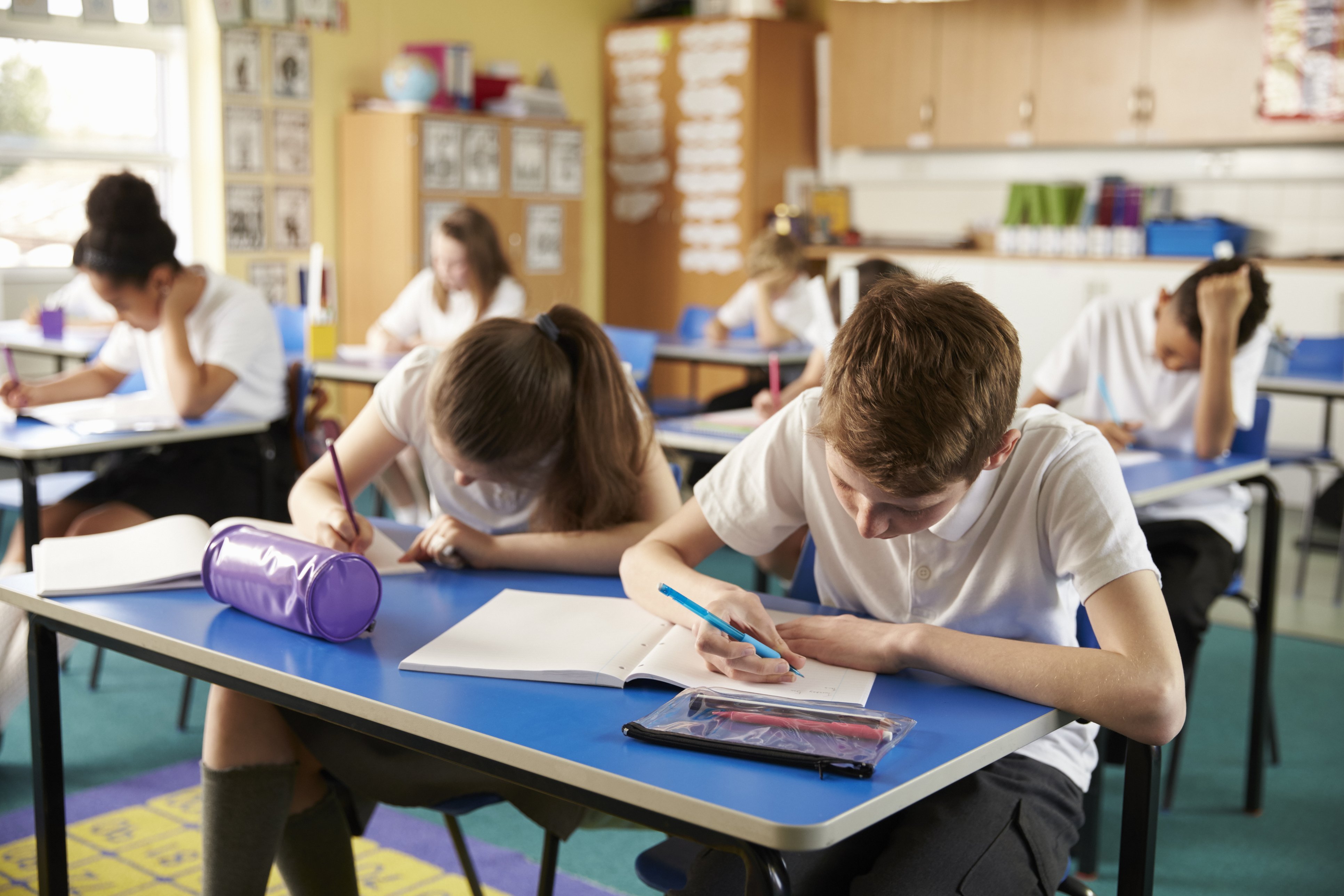 Schools am. Среднее образование в Германии. Подростки в школе Англии среднее образование. Школьный класс люди дети в классе. Дисциплина в классе.