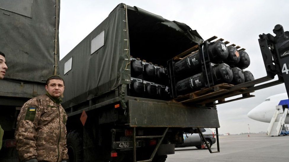 جنود أوكرانيون يفرغون أسلحة جافلين المضادة للدبابات أمريكية الصنع قبل أسابيع قليلة من الغزو الروسي في 24 فبراير/شباط