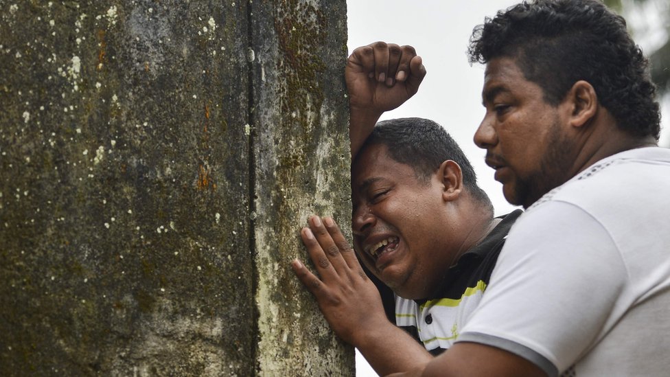 La tragedia dejó más de 200 muertos, entre los que hay más de 40 niños. Un hombre llora tras la muerte de un ser querido en Mocoa.