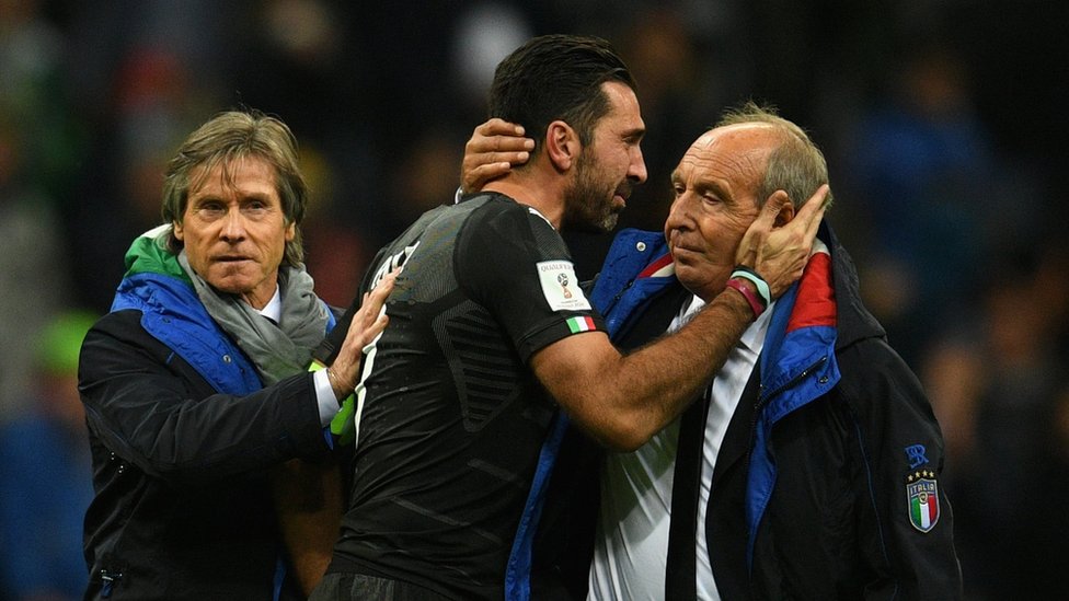 El director técnico de la azzurra, Gian Piero Ventura, consoló al premiado arquero Gianluigi Buffon. El director técnico de la azzurra, Gian Piero Ventura, consoló al premiado arquero Gianluigi Buffon.