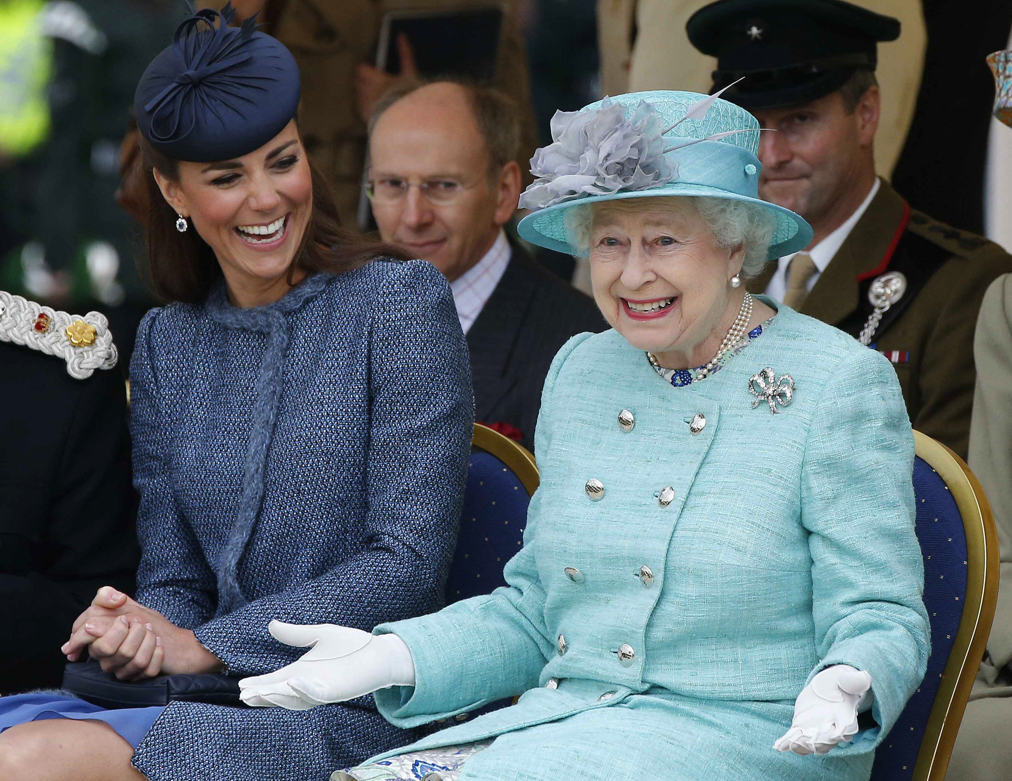 La reina divirtiéndose con la duquesa de Cambridge