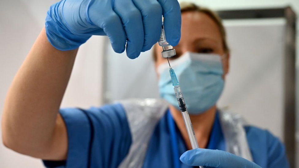 護士凖備接種疫苗
