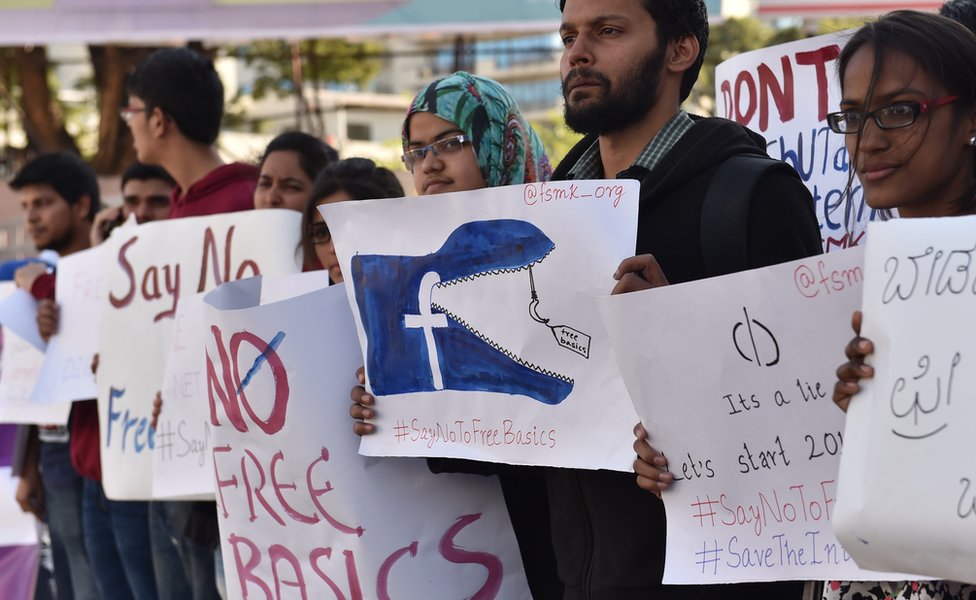 Индийские демонстранты против Fre Bascis в Бангалоре, 2 января 2016 г.