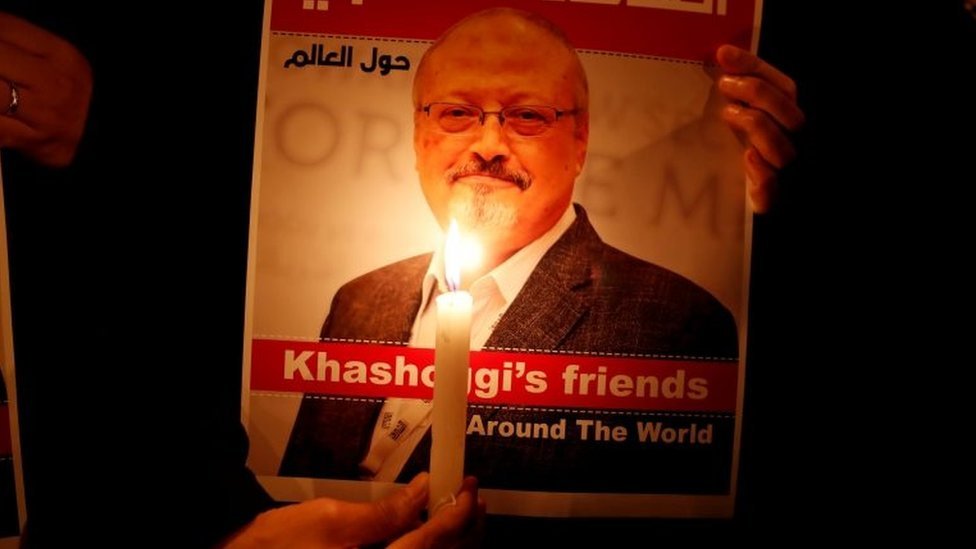 Poster demonstran dengan foto wartawan Saudi, Jamal Khashoggi, di luar konsulat Saudi di Istanbul, Turki, pada 25 Oktober, 2018.