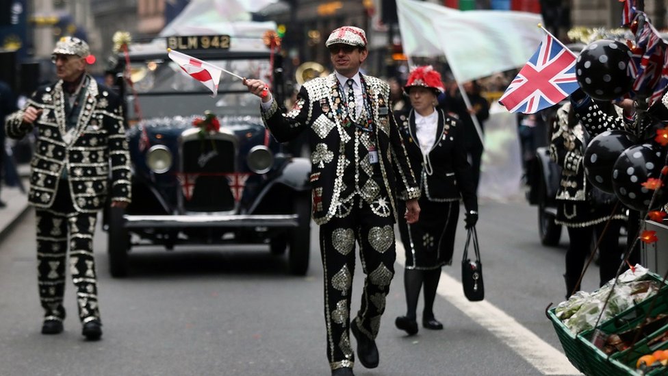 Члены Pearly Kings и Queens принимают участие в новогоднем параде в Лондоне