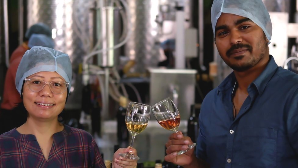 [출처: Naara Aaba] 타기 리타와 나라 아바 직원들은 매년 5만 병가량의 와인을 만든다