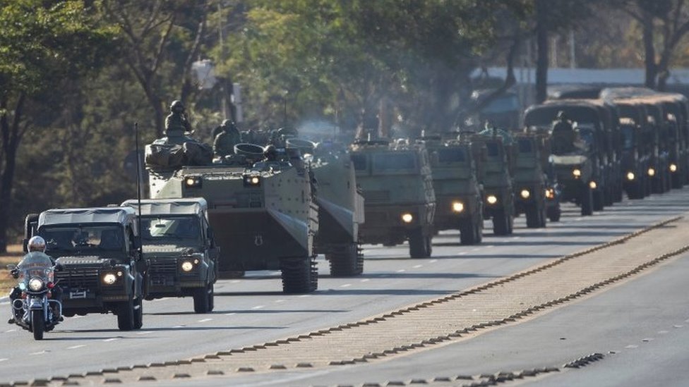 Desfile de veículos militares em Brasília