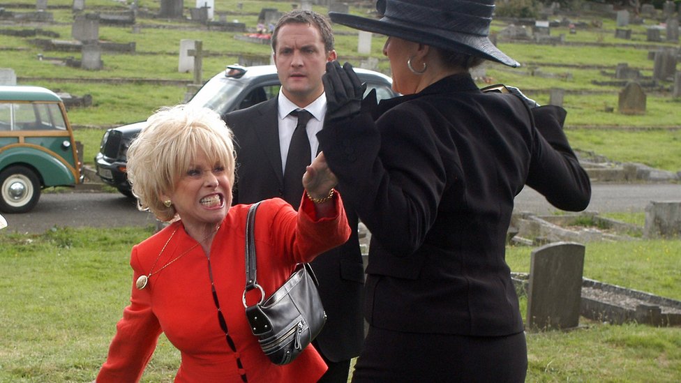 Пегги и Крисси дерутся на похоронах Дена Уоттса в 2005 году