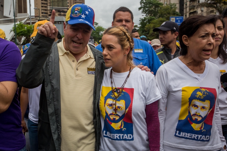 Borges (izq.) llamó a los suyos a seguir en la protesta. Julio Borges, Lilian Tintori.