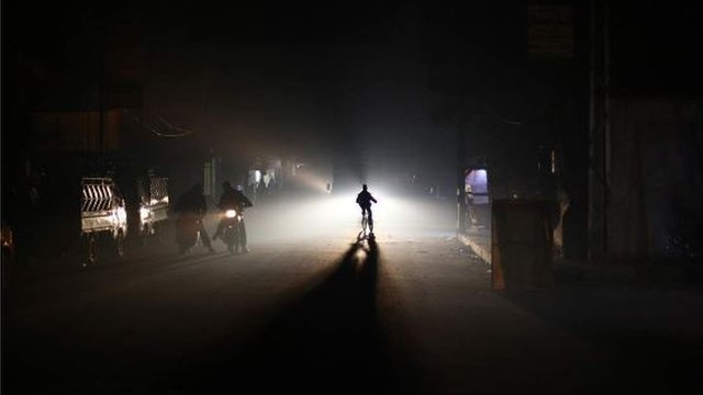 Los residentes de la sitiada localidad rebelde de Douma, en Damasco, recorrían la calle durante la noche en un corte de electricidad, el 19 de enero de 2015. Calle a oscuras