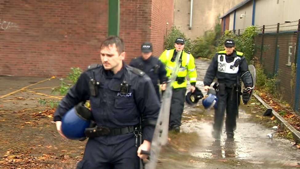 Полиция покидает место незаконного рейва возле Бристоля
