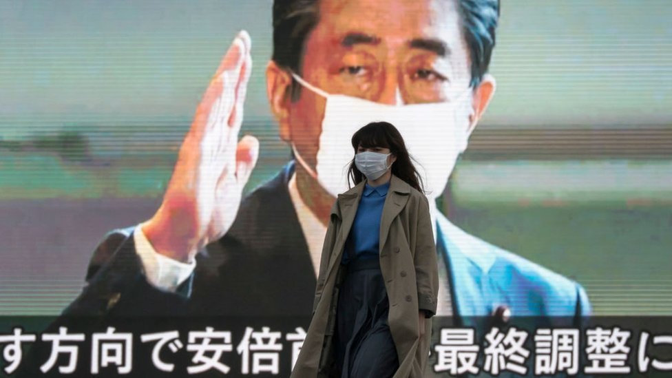 Mujer con mascarilla en Tokio.