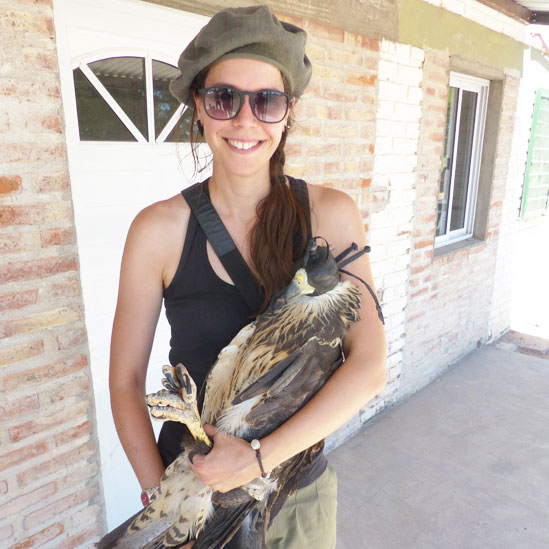 Bióloga con un águila del Chaco