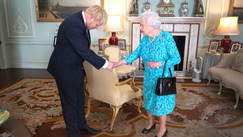 Борис Джонсон и королева Елизавета II