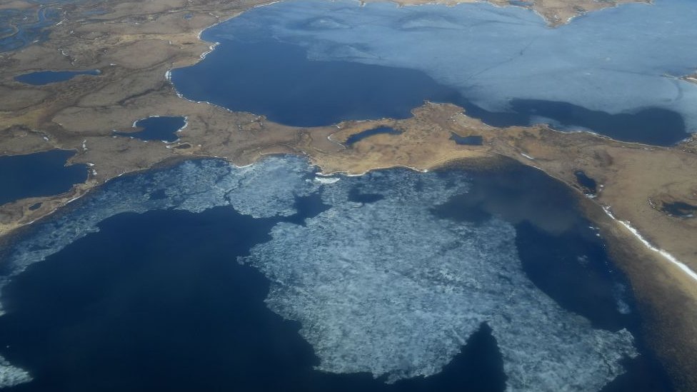 Lagos termokarst formados por el derretimiento del permafrost en Alaska.