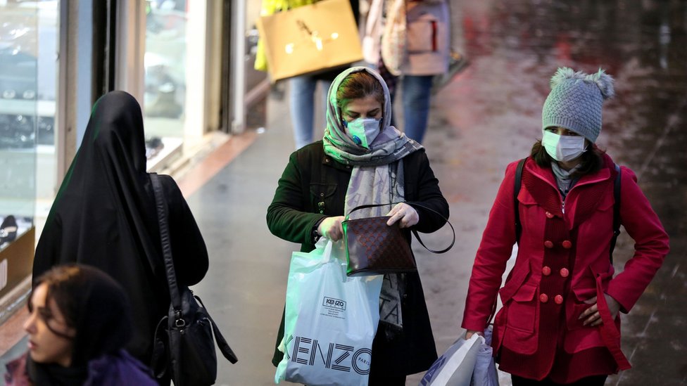 İran'ın başkenti Tahran'da sokakta maskeyle dolaşanlara rastlamak mümkün