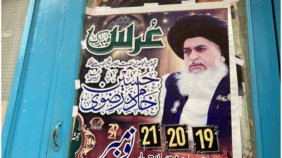 ملصق يحمل صورة زعيم حزب حركة لبيك باكستان كاظم حسين رضوي في ذكرى وفاته
