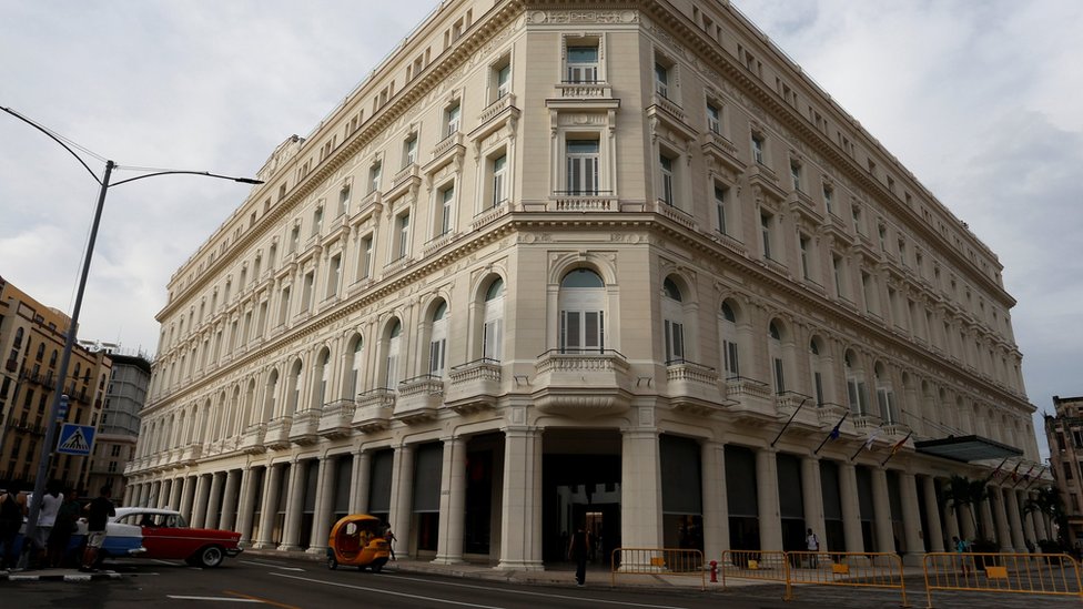 En su apogeo, hace varias décadas, la histórica Manzana de Gómez ofrecía la mejor experiencia de compras en el Caribe. Manzana de G[omez vista desde afuerra durante el día.