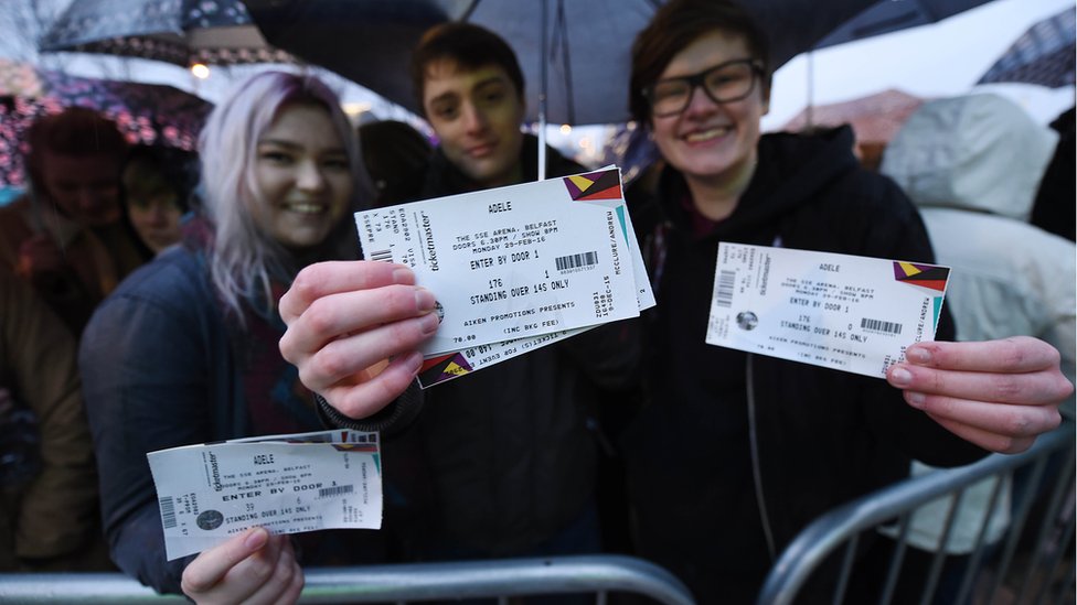 Поклонники Адель в начале очереди выставляют свои билеты, ожидая возле SSE Arena в Белфасте