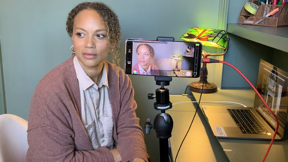 Angela Griffin de dizide oynuyor