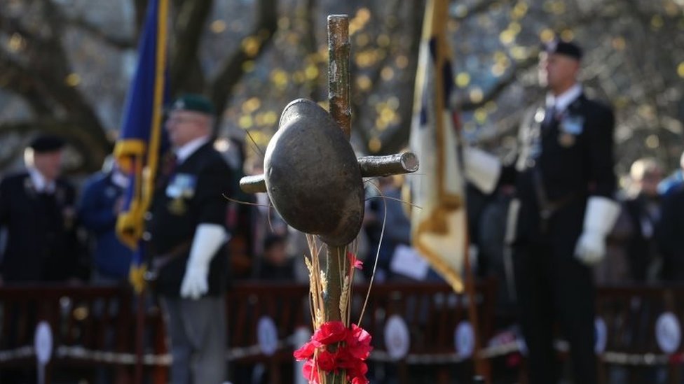 Президент Франции Эммануэль Макрон возлагает венок перед статуей Жоржа Клемансо в Париже